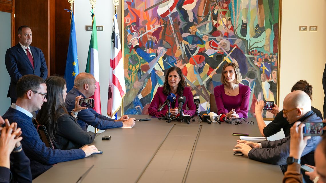La presidente della Regione Autonoma della Sardegna, Alessandra Todde con l'assessora dei Trasporti, Barbara Manca