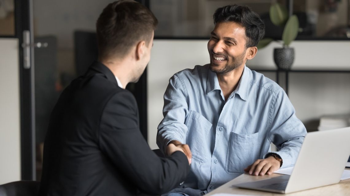 Stretta di mano tra due persone