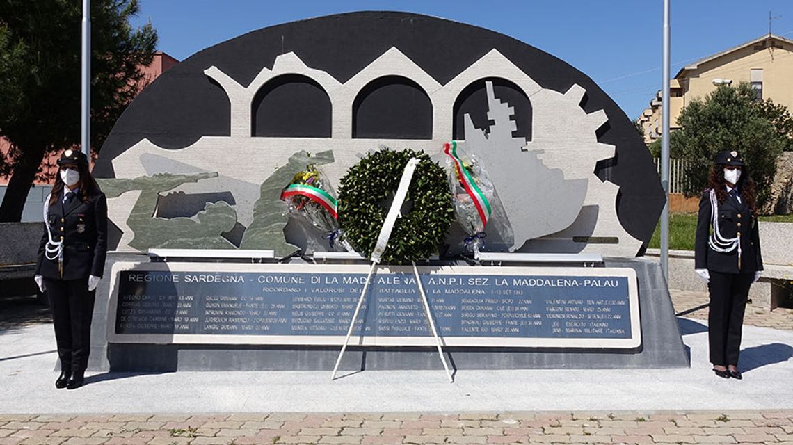 Assessore Sanna deposizione corona al Monumento ai caduti La Maddalena