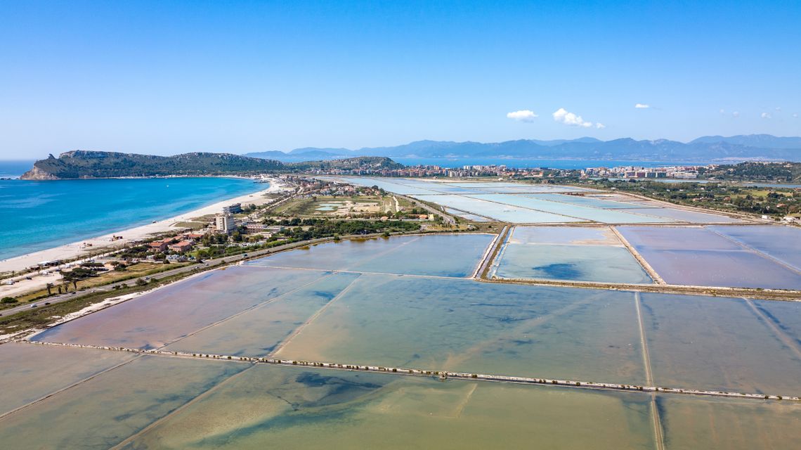 Vista aerea del Poetto di Cagliari e dello stagno di Molentargius