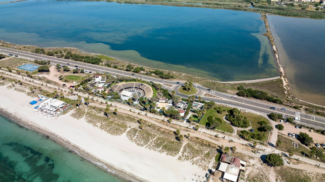 Veduta aerea del Poetto di Cagliari e del parco naturale di Molentargius-Saline