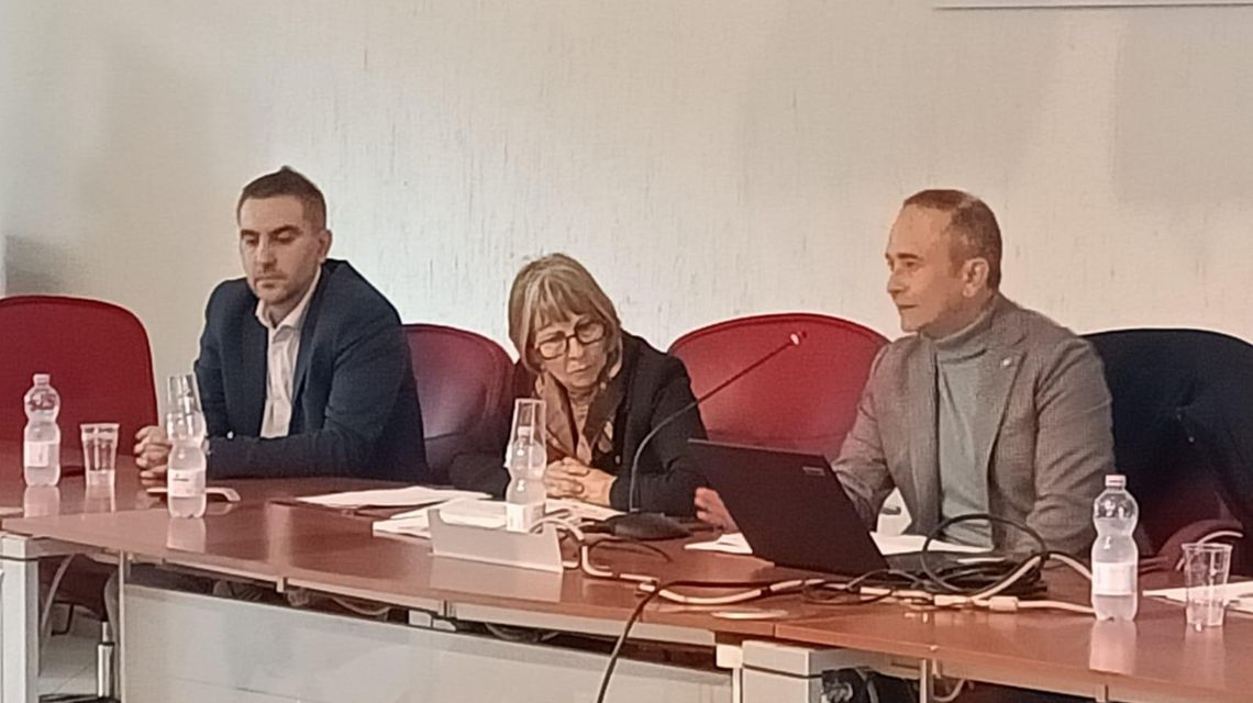 A destra, il Capo di Gabinetto dell’assessorato dell'Industria, Guido Portoghese