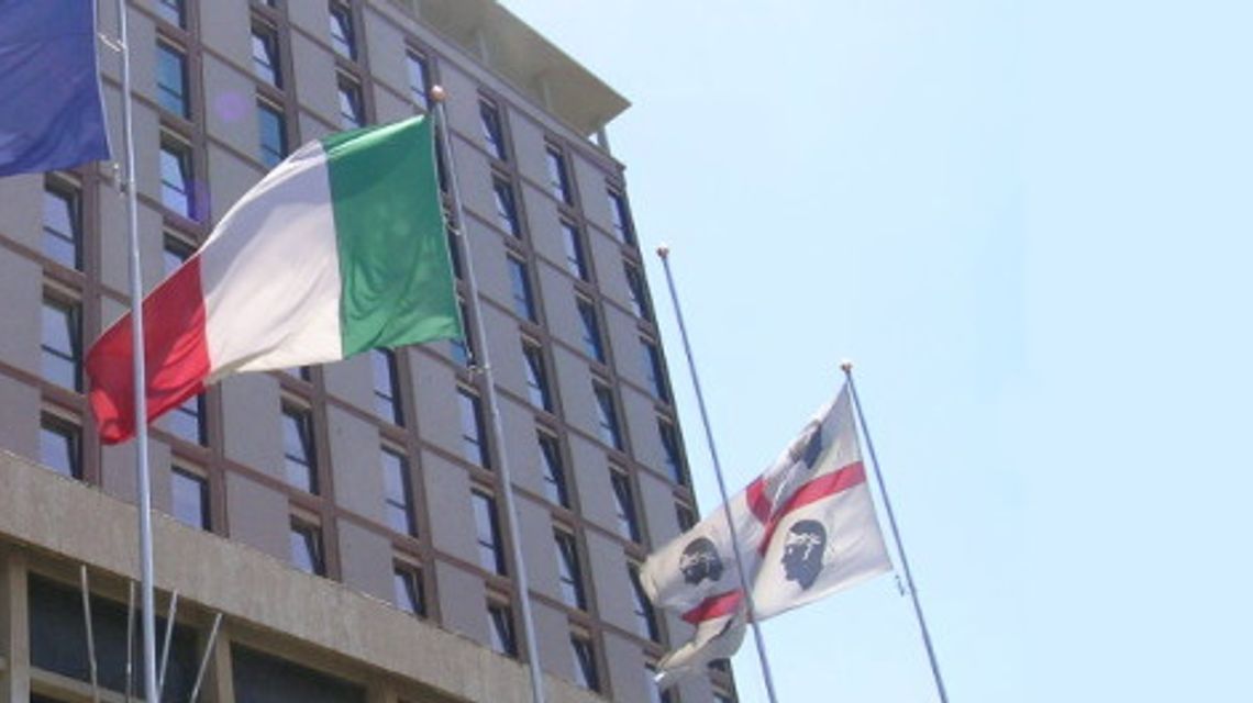Palazzo presidenza della regione con 3 bandiere