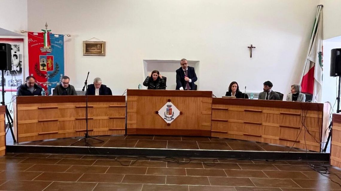 L'assessore dell'Industria, Emanuele Cani oggi nella sala consiliare del Comune di San Giovanni Suergiu