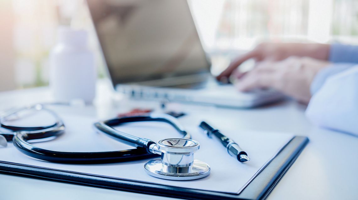 Medico lavora al computer