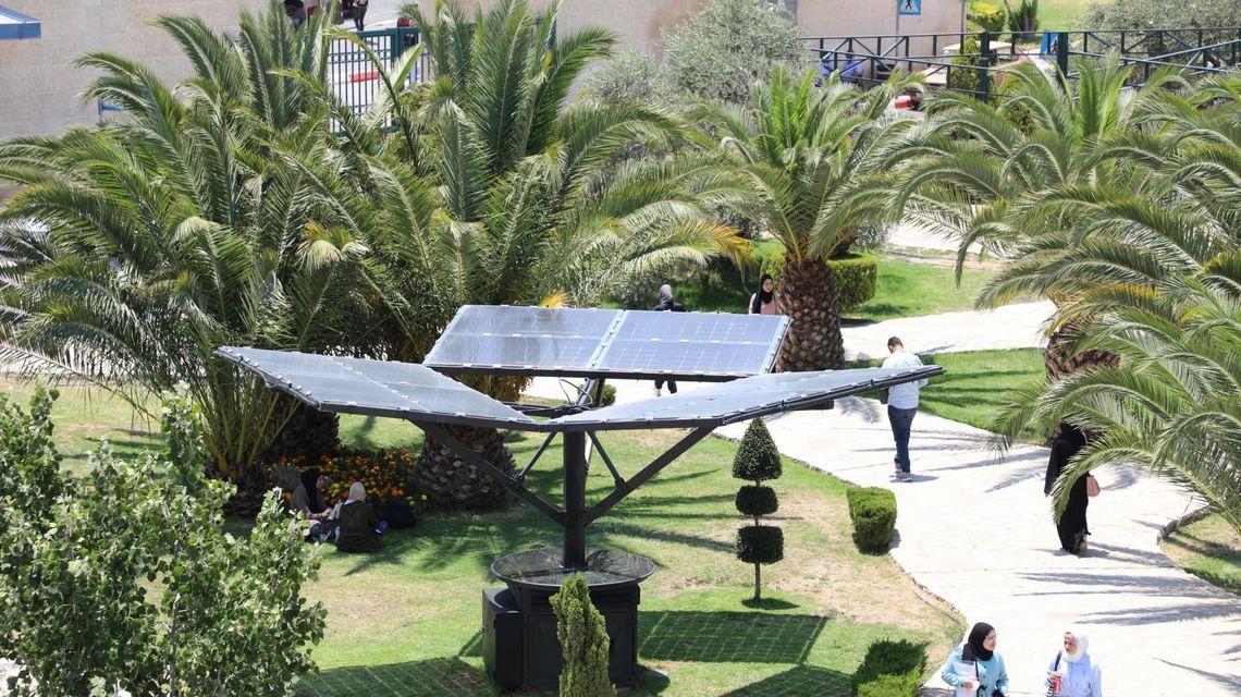 Il primo albero solare installato in Palestina dal progetto Med-EcoSure sul campus dell’Università Nazionale An-Najah